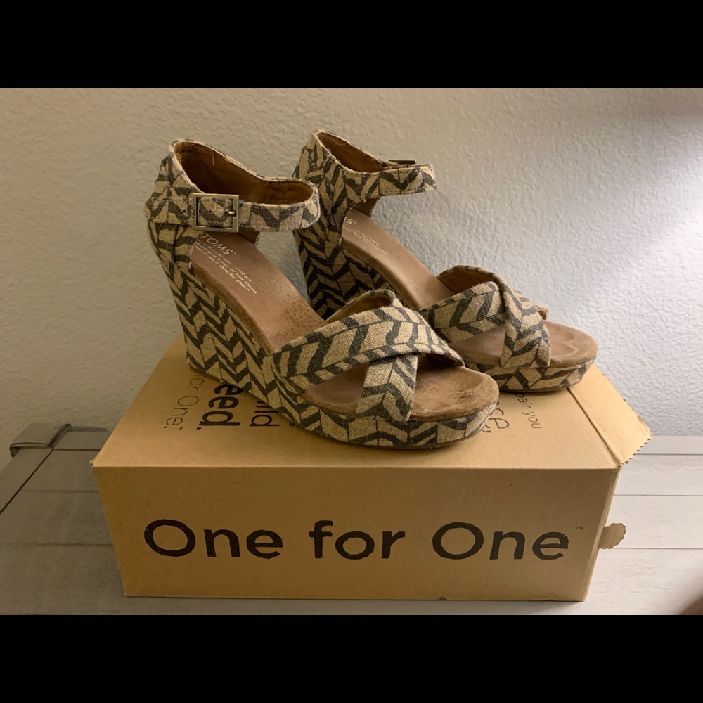 TOMS Strappy Natural Zebra Zag Wedge (7.5)